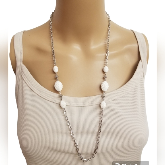 SARAH COVENTRY SILVERTONE CHAIN & WHITE CARVED FLORAL DESIGN BEAD NECKLACE - Picture 1 of 5